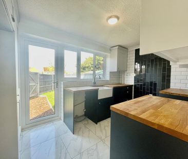 2 bedroom end of terrace house to rent - Photo 3