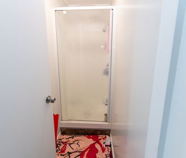 Spacious 5-Bedroom Flat – Prime Location. - Photo 6