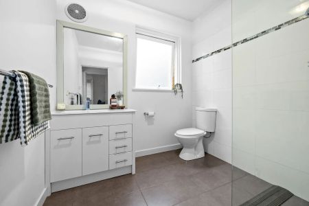 Light-Filled Two-Bedroom Apartment with Balcony & Parking in Prime Bayside Location - Photo 3
