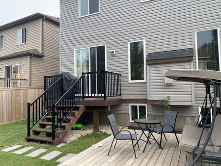 Perfect Executive Family Home in a Great Neighborhood in Airdrie - Available November 1 - Photo 5