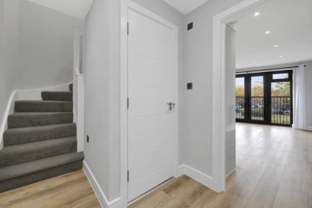 3 bedroom flat in Kentish Town - Photo 5