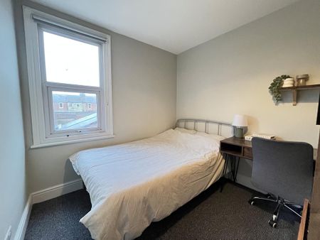 6 bedroom terraced house to rent - Photo 4