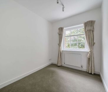 Top floor apartment in a period building. - Photo 4