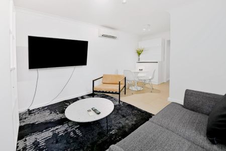 Cute 1-bedroom apartment near South Yarra Station train station - Photo 2