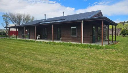 Large rural family home close to Taradale - Photo 4