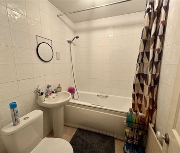 Albert Road, Bagshot, Surrey, GU19 - Photo 4