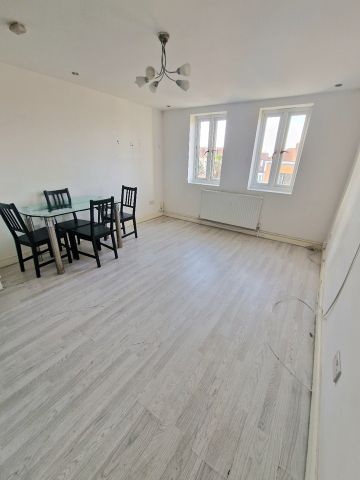 3 Bed Flat, Morden Road, SW19 - Photo 2