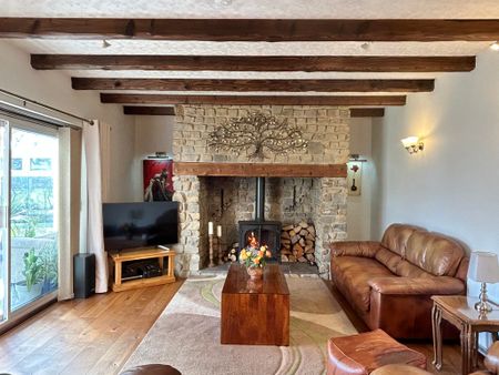 4 bedroom Superb Four Bedroom Detached House to rent - Photo 4