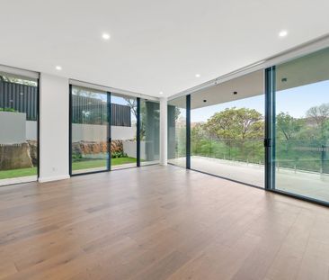 Luxury Three Bedroom Apartment With Parking! - Photo 1