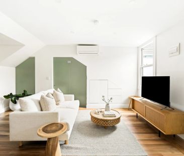 Split level loft-style retreat in boutique terrace conversion - Photo 3