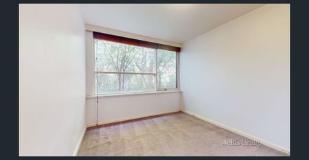 2 Bedroom Apartment with Car Park - Photo 3