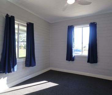Beautiful 4 Bedroom Renovated Farmhouse - Photo 4