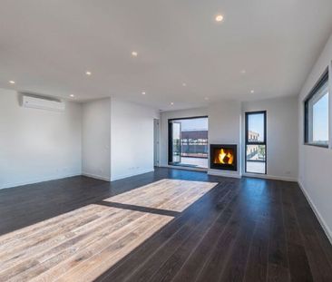 TOP FLOOR SUB-PENTHOUSE IN THE HEART OF OAKLEIGH - Photo 3