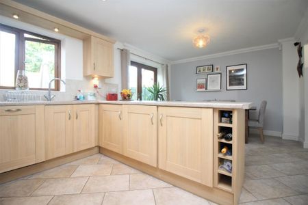 4 bedroom detached house to rent - Photo 5