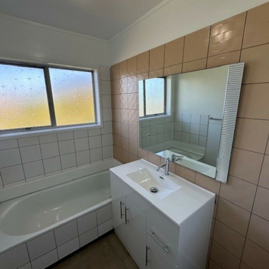 Brick & Tile Duplex in Popular New Lynn - Photo 1