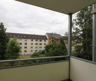 schöne 2 Raum-Wohnung mit Balkon und neuer Einbauküche - Photo 3