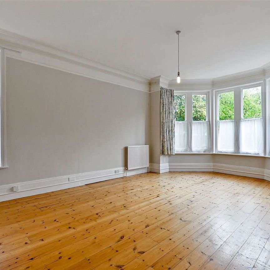 A spacious three bedroom apartment - Photo 1