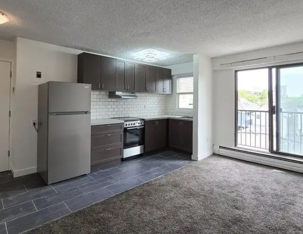 Lovely Private One Bedroom Top-Floor Suite with Balcony | 527 18 Avenue Southwest, Calgary - Photo 1