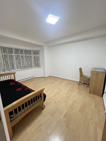 2 Bed Flat, Gantshill Crescent, IG2 - Photo 2