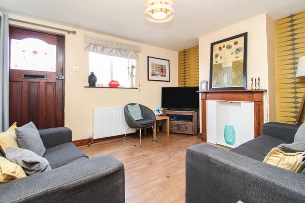 2 bedroom end of terrace house to rent - Photo 1