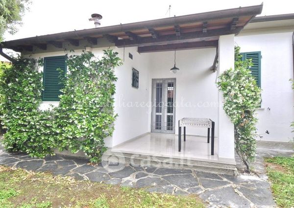 Villa in Affitto in Via Francesco Carrara a Forte dei Marmi