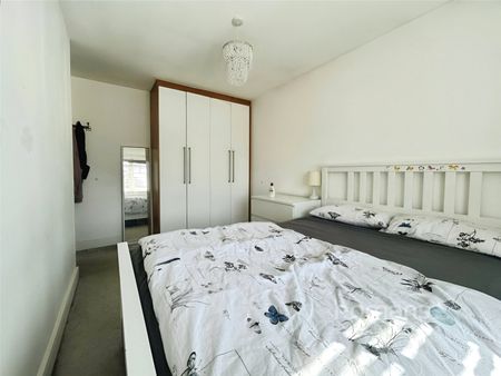Fleet Road, Farnborough, Hampshire, GU14 - Photo 3