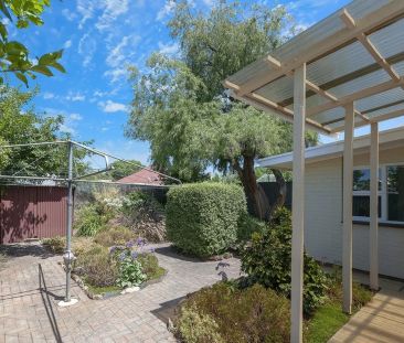 Character Cottage Living in a Prime Stepney Location - Photo 5