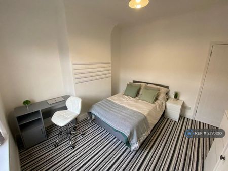 1 bedroom in a house share to rent - Photo 2