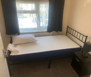 1 bedroom in a house share to rent - Photo 2