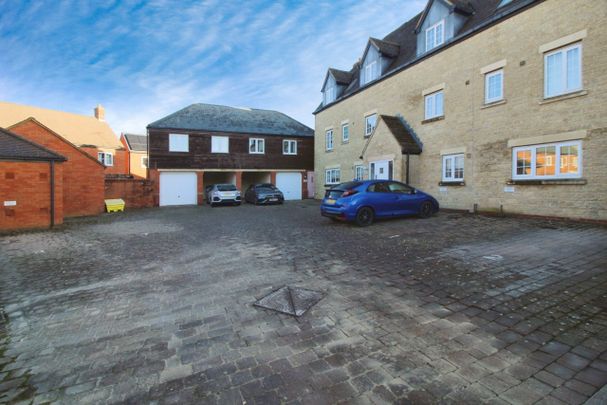 Mir Crescent, Swindon, Swindon, SN25 - Photo 1