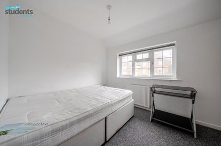 4 bedroom semi-detached house to rent - Photo 2