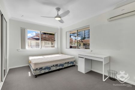 Spacious Fully Furnished Two-Bedroom Loft-Style Unit in the Heart of Toowong - Photo 5