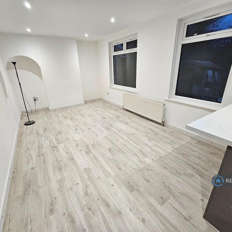 3 bedroom end of terrace house to rent - Photo 1