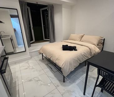 Studio Flat, London, SW19 - Photo 1
