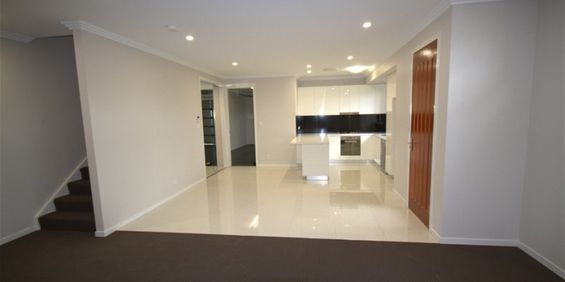 Modern 3 Bed + Study Townhouse For Rent - Photo 3