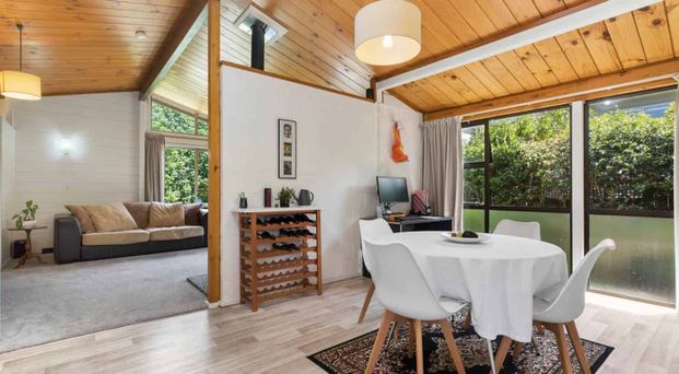 St Helier's classic 177m² Lockwood home for rent - Photo 1