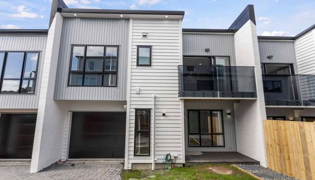 Mount Albert Gem: Spacious 3-Bedroom Townhouse with Garage - Photo 1