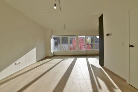 Prachtig dakappartement met terras, gelegen in het hartje van Sint-Gillis-Dendermonde. - Photo 5