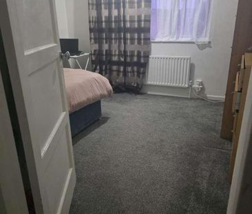 Tudor Crescent, Ilford, IG6 - Photo 3