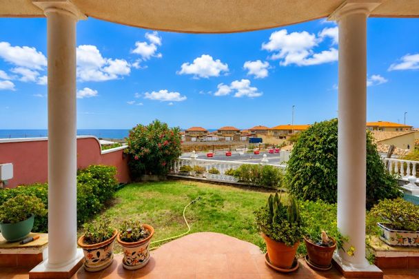 CHALET PAREADO CON JARDÍN, VISTAS AL MAR Y PISCINA COMUNITARIA EN EL MEDANO (LA PELADA) ? – 0067-04652 - Foto 1