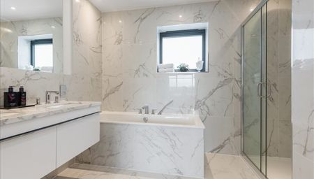 Three Bedroom Flat to rent in London - Photo 5