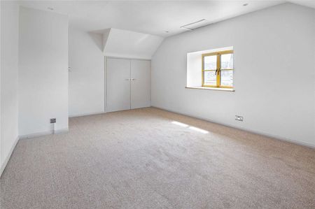 Spacious two bedroom apartment in the heart of Stow-on-the-Wold. - Photo 2