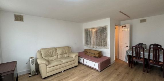 Holden Avenue, Kingsbury, NW9 - Photo 2