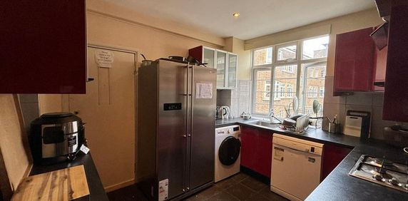 1 bedroom in a flat share to rent - Photo 2