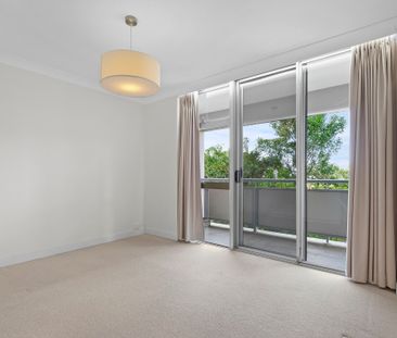 Renovated & Spacious 2 Bedroom Apartment - Photo 5