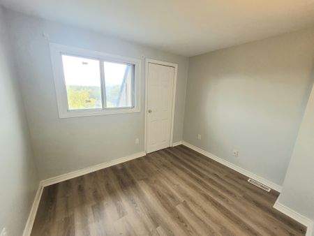 For Lease - 477 Dean Avenue Unit# 18, Oshawa, Ontario - Photo 4