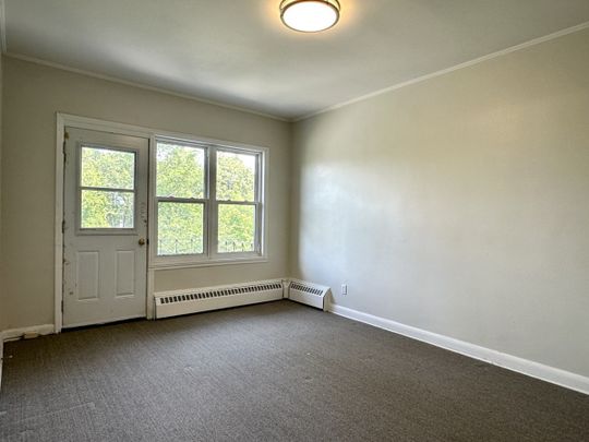 Côte-des-Neiges : Haut de duplex avec 3 chambres + bureau avec chauffage INCLUS, offert en location semi-meublée ! - Photo 1