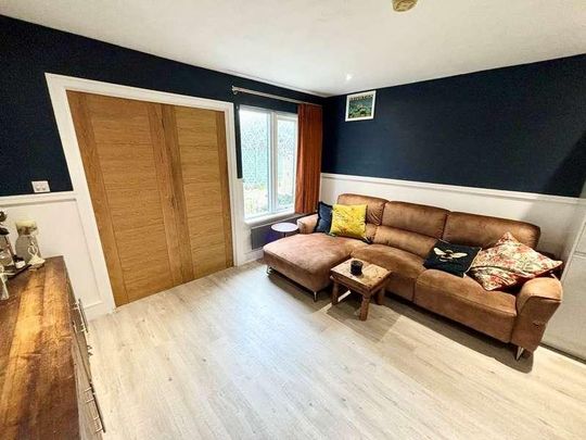 Kelly Close, Shepperton, TW17 - Photo 1