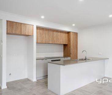 Modern Open-Plan Living in a Prime Sunbury Location - Photo 3