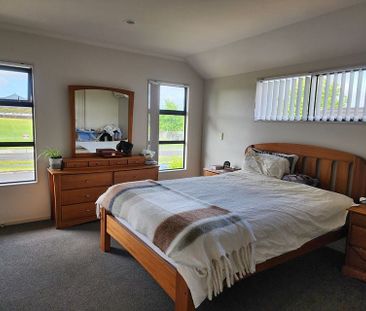 Spacious 4BR Home in Flat Bush - Photo 6